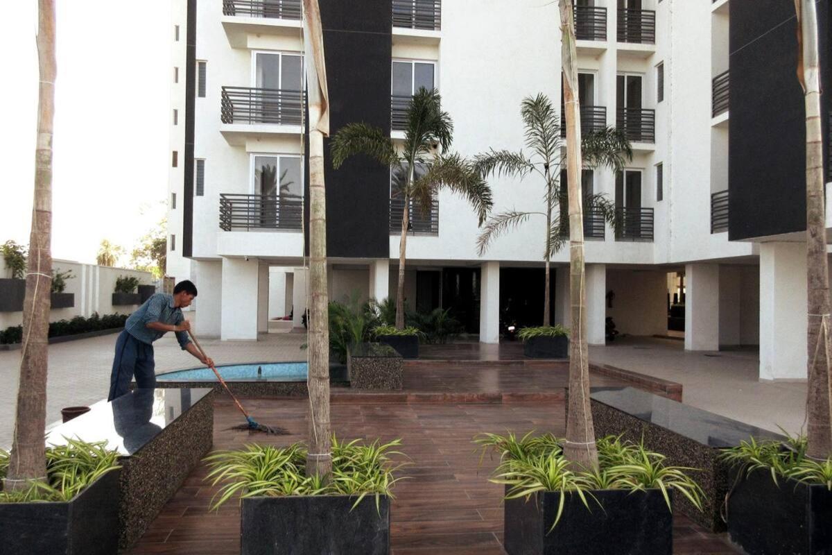 7 Seasons Palm Suite With Sky Orbit, Balcony, Swimming Pool, Wifi, Playground Rajkot Exterior photo