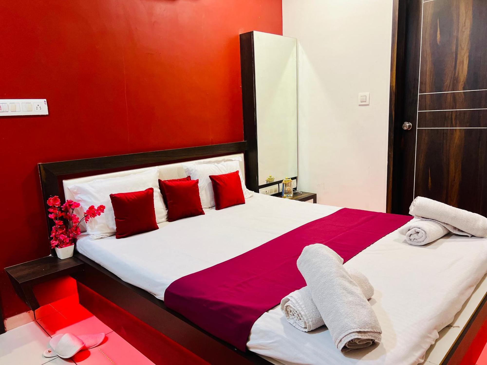 7 Seasons Palm Suite With Sky Orbit, Balcony, Swimming Pool, Wifi, Playground Rajkot Exterior photo
